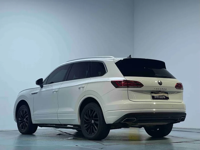 Volkswagen Touareg — фото 15