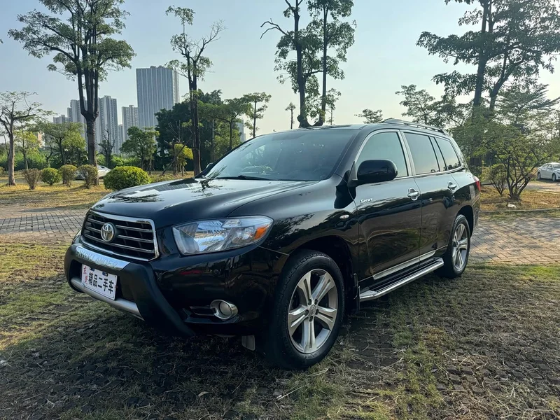 Toyota Highlander — фото 1