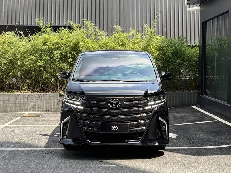 Toyota Alphard — фото 1