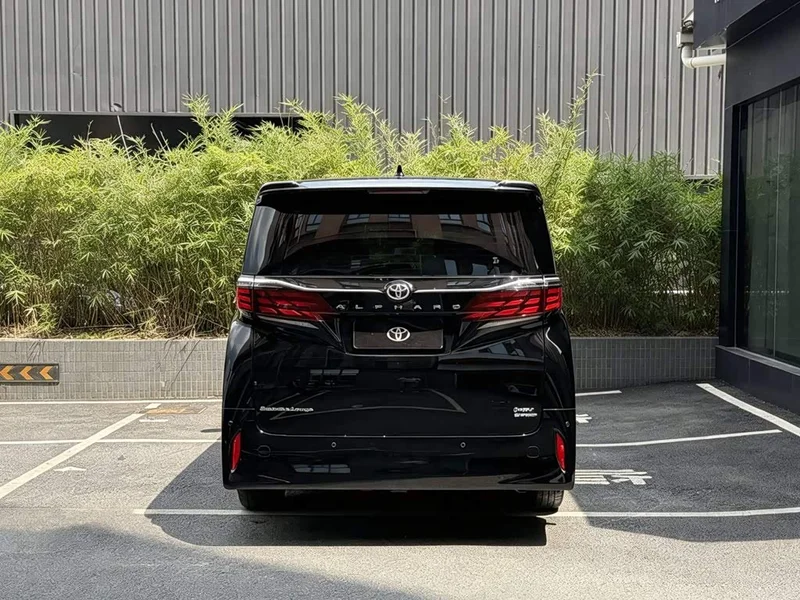 Toyota Alphard — фото 2
