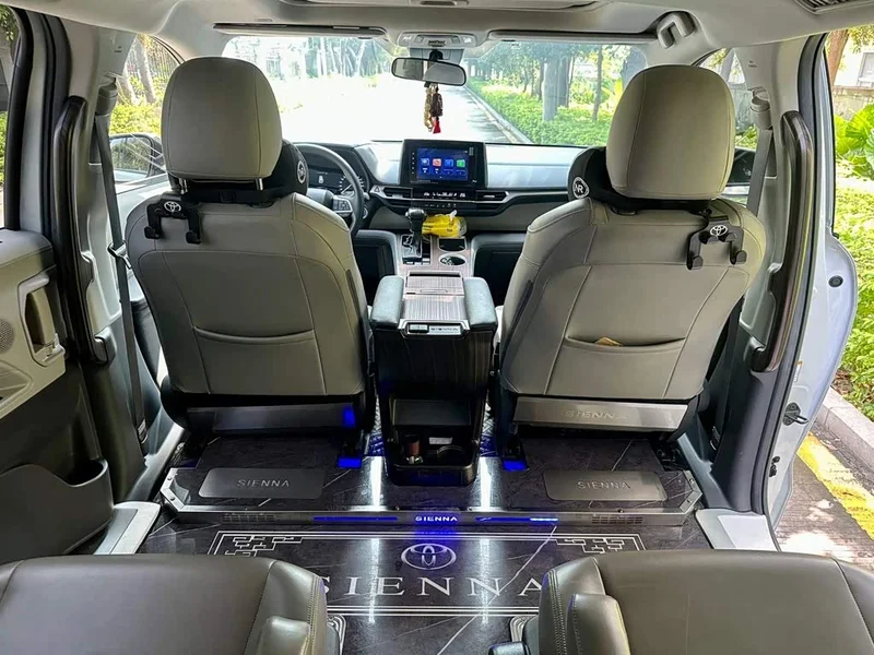Toyota Sienna — фото 10