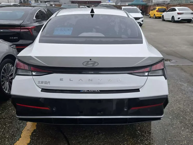 Hyundai Elantra — фото 14
