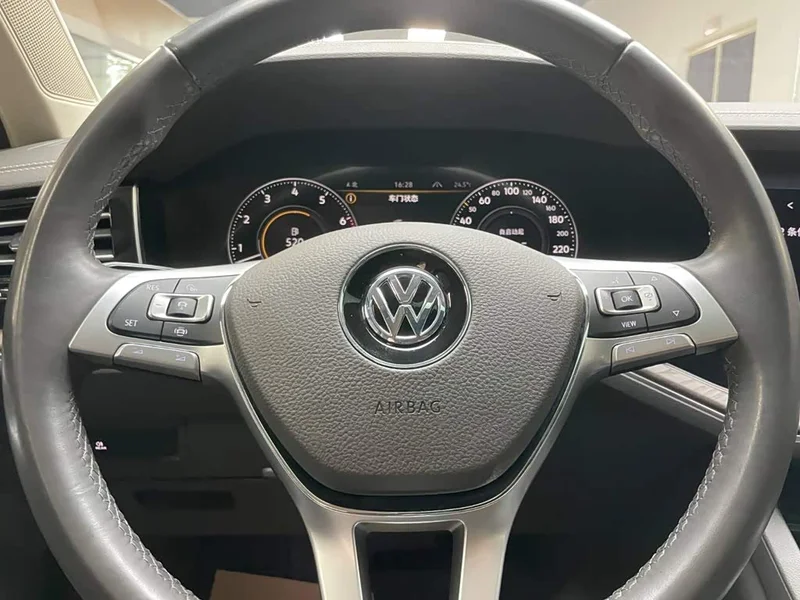 Volkswagen Touareg — фото 12