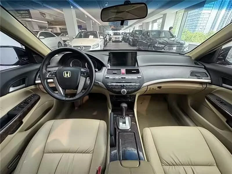 Honda Accord — фото 10