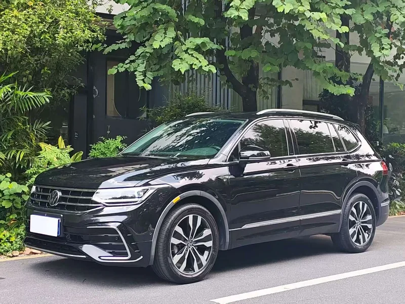 Volkswagen Tiguan L — фото 1