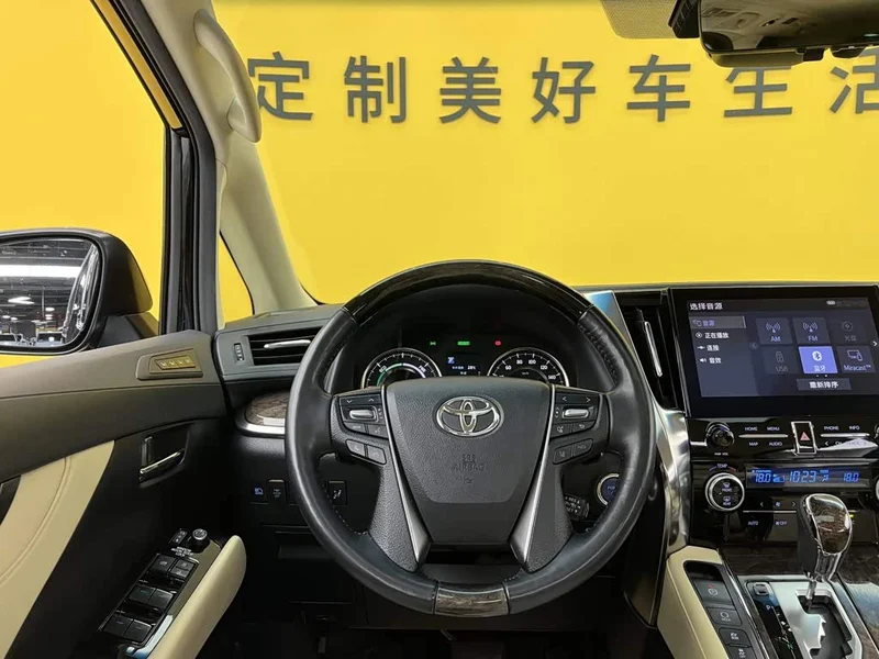 Toyota Alphard — фото 27