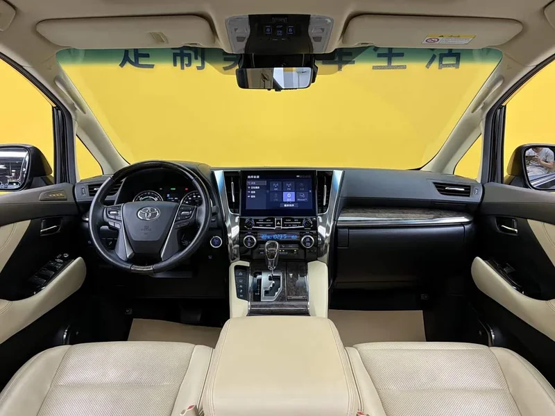 Toyota Alphard — фото 7