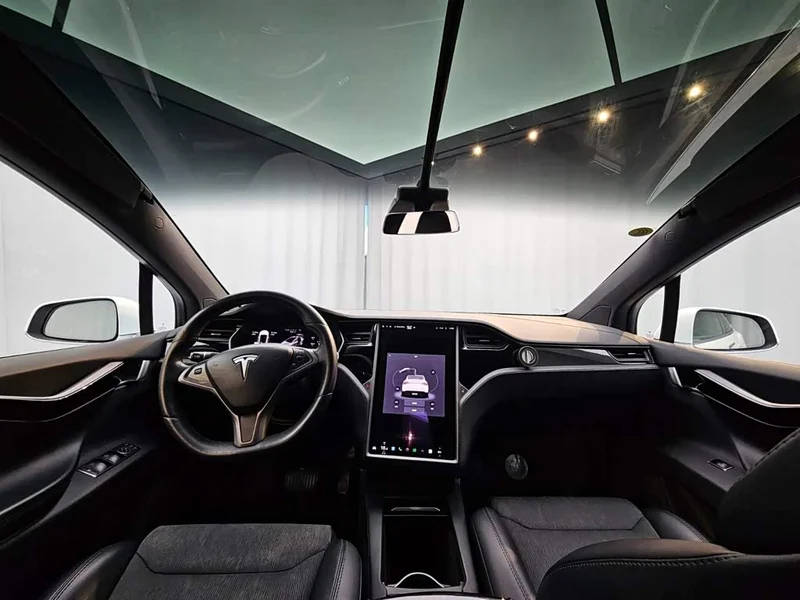 Tesla Model X — фото 13