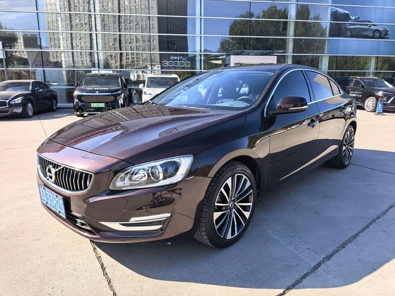 Volvo S60 — фото 1