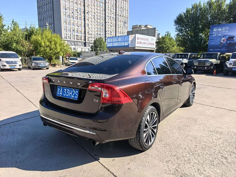 Volvo S60 — фото 10