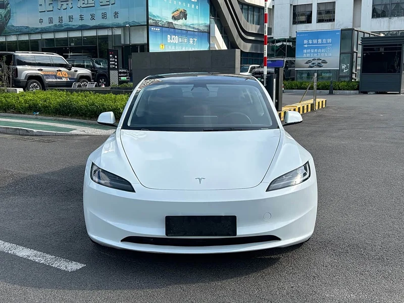 Tesla Model 3 — фото 1