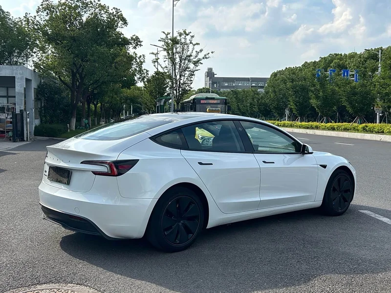 Tesla Model 3 — фото 8