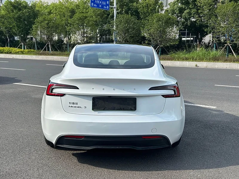 Tesla Model 3 — фото 9