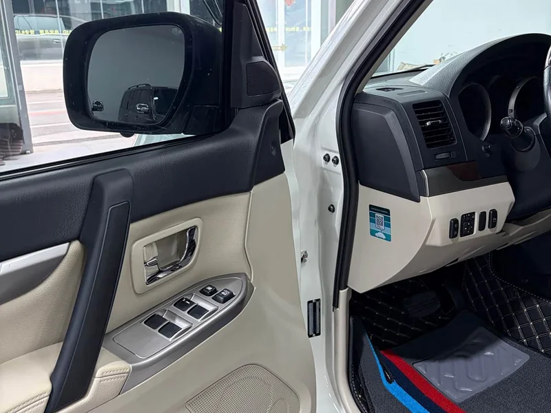 Mitsubishi Pajero (Imported) — фото 11
