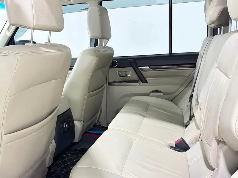 Mitsubishi Pajero (Imported) — фото 12