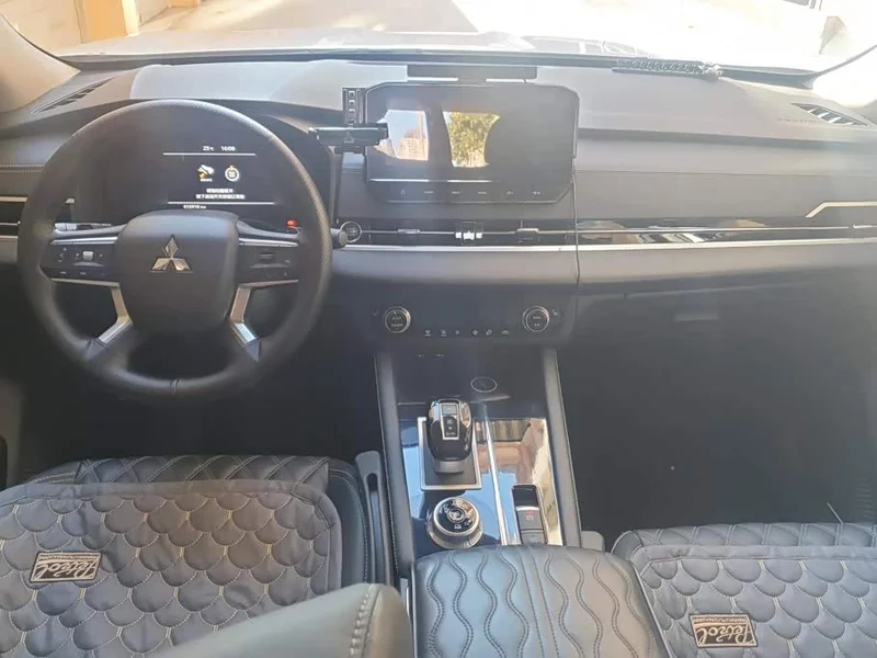 Mitsubishi Outlander — фото 12