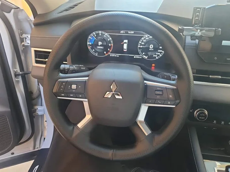 Mitsubishi Outlander — фото 15