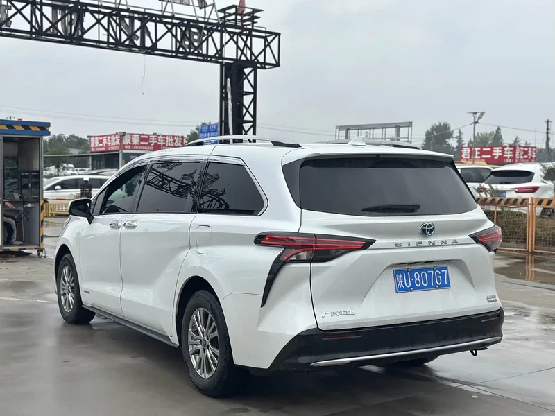 Toyota Sienna — фото 11