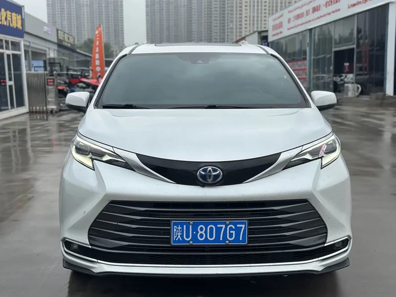 Toyota Sienna — фото 2