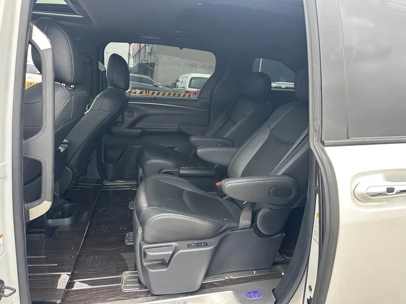 Toyota Sienna — фото 8
