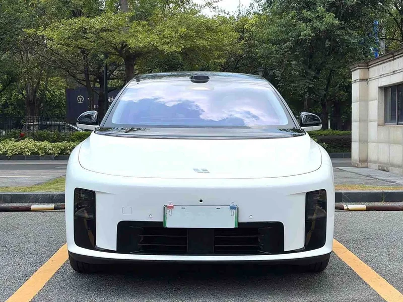 Li Auto i8 — фото 2