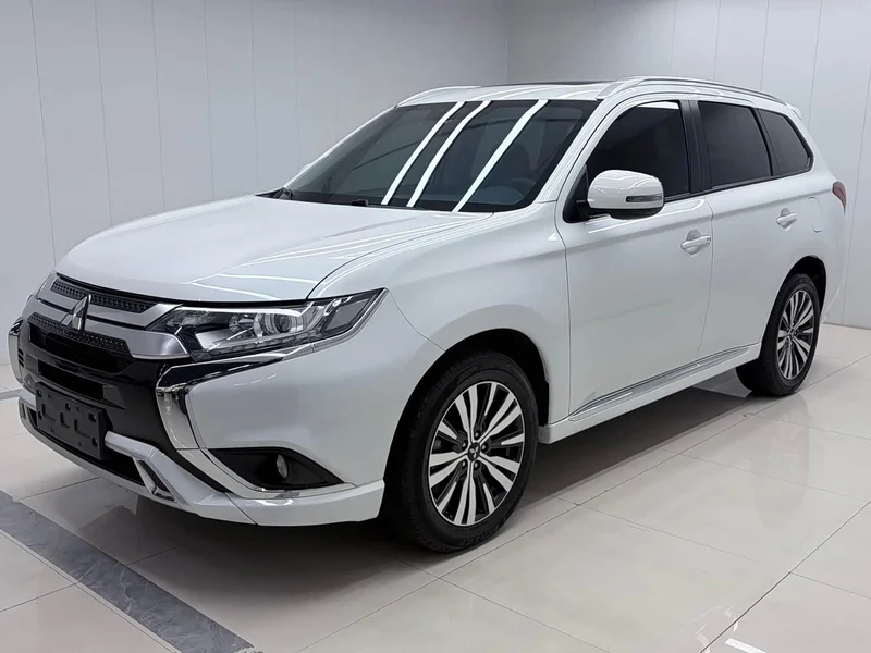 Mitsubishi Outlander — фото 1