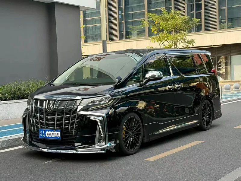 Toyota Alphard — фото 1