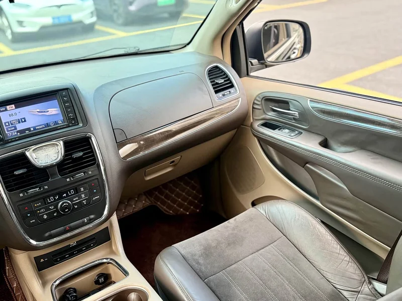Jeep Grand Voyager Imported — фото 21