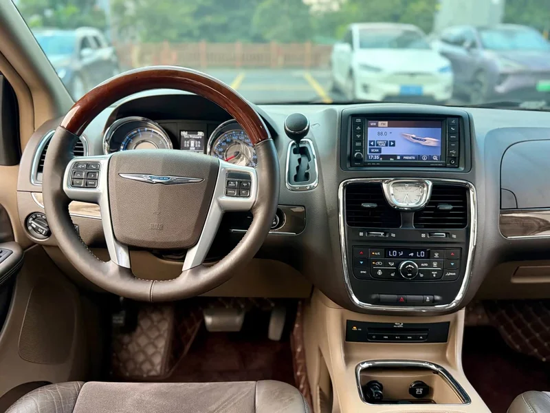 Jeep Grand Voyager Imported — фото 23