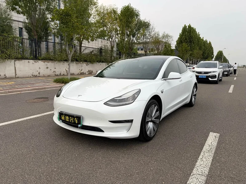 Tesla Model 3 — фото 1
