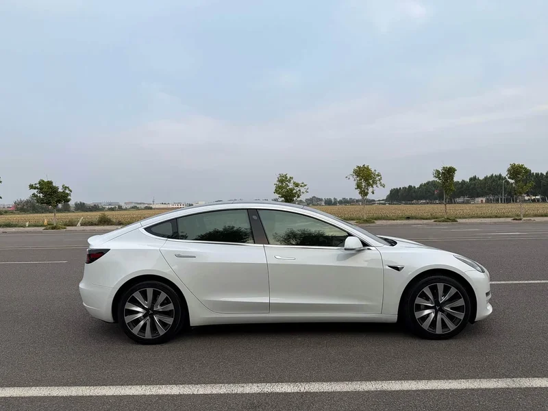 Tesla Model 3 — фото 4