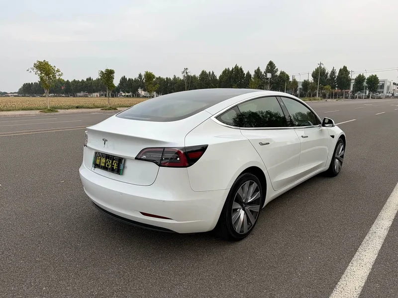 Tesla Model 3 — фото 7