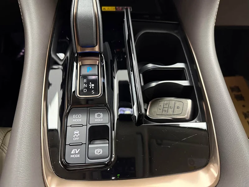 Toyota Alphard — фото 13