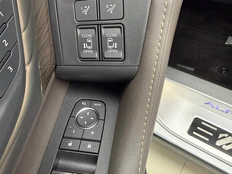 Toyota Alphard — фото 14
