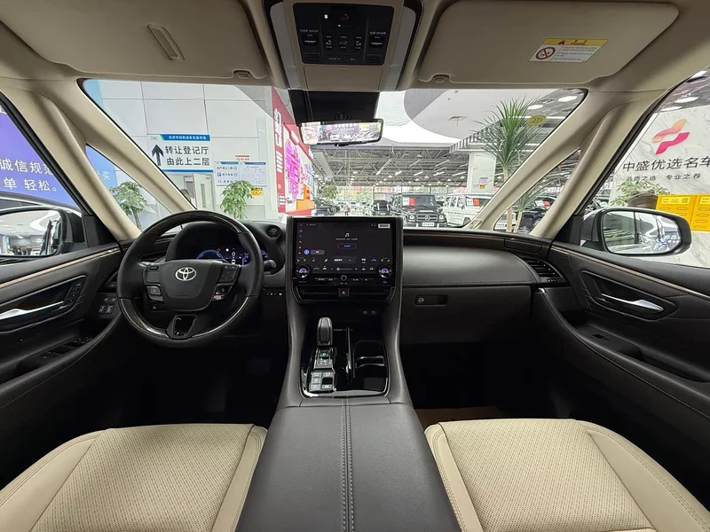 Toyota Alphard — фото 18