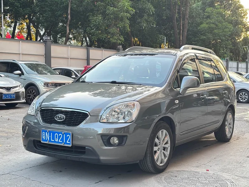 Kia Carens — фото 1