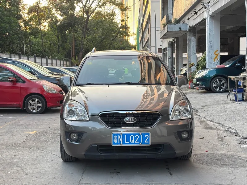 Kia Carens — фото 2