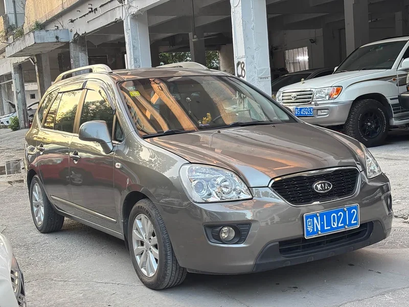 Kia Carens — фото 3