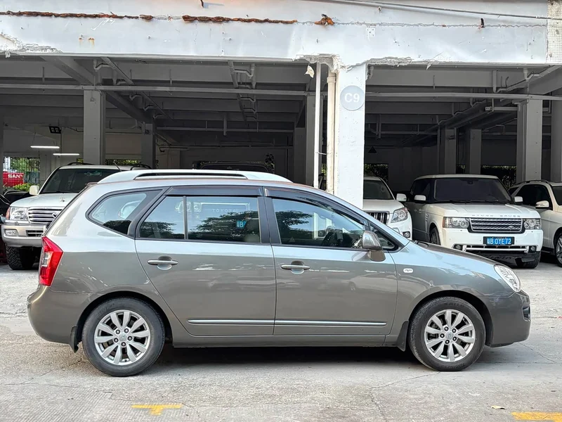 Kia Carens — фото 4