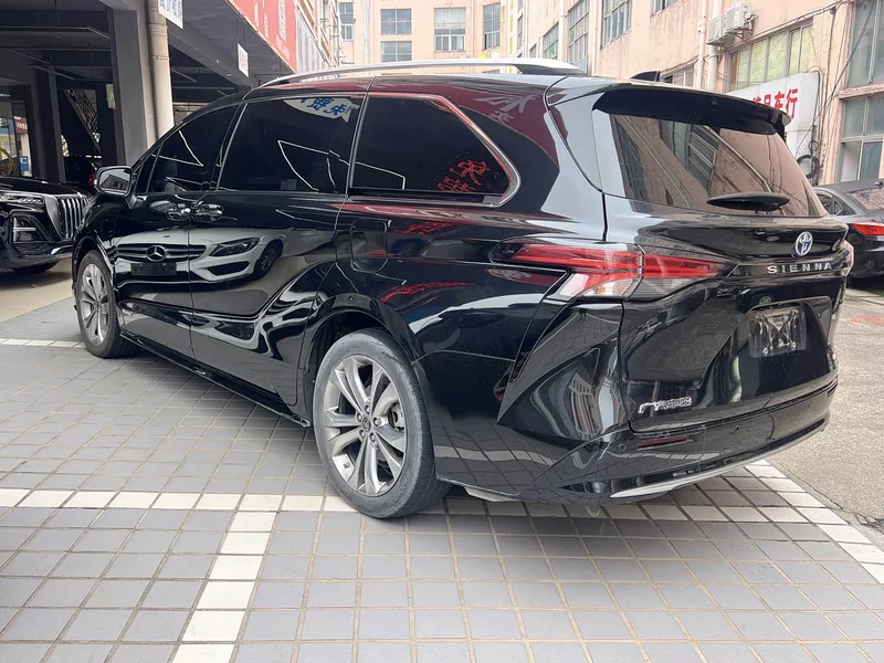 Toyota Sienna — фото 2