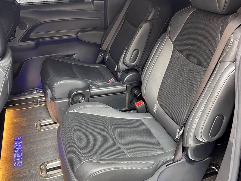 Toyota Sienna — фото 9