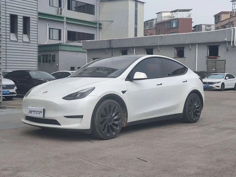 Tesla Model Y — фото 1