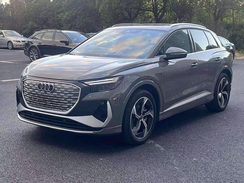 Audi Q4 e-tron — фото 1