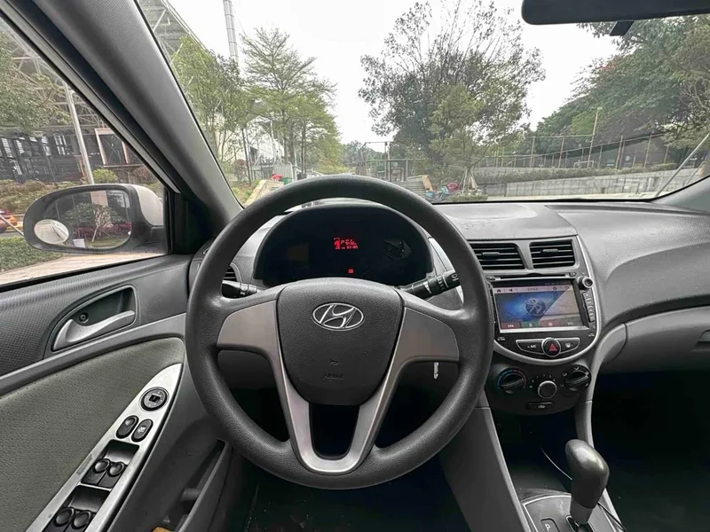 Kia Verna — фото 10