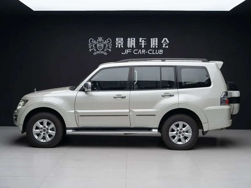 Mitsubishi Pajero (Imported) — фото 11