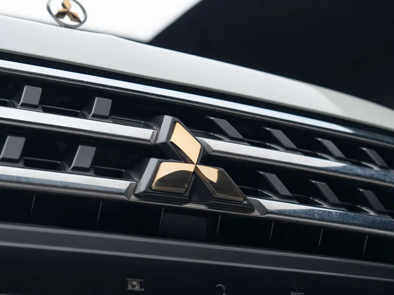 Mitsubishi Pajero (Imported) — фото 12