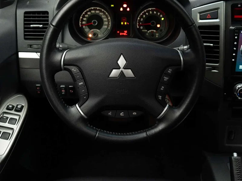 Mitsubishi Pajero (Imported) — фото 18