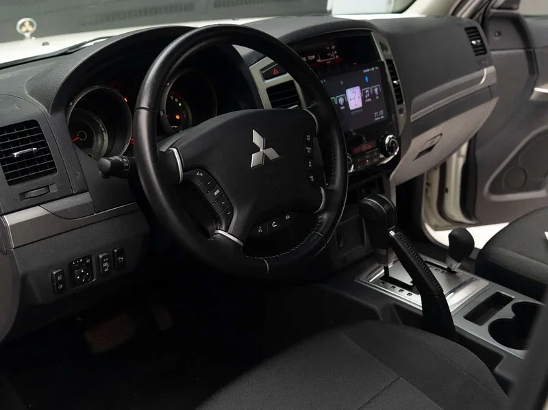 Mitsubishi Pajero (Imported) — фото 24