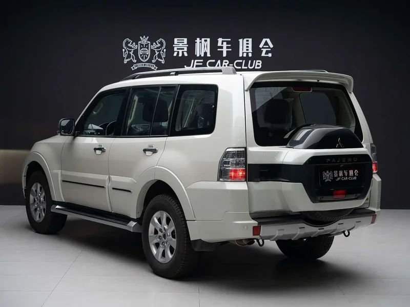 Mitsubishi Pajero (Imported) — фото 9