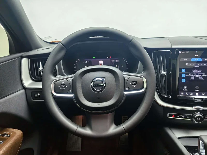 Volvo XC60 — фото 15